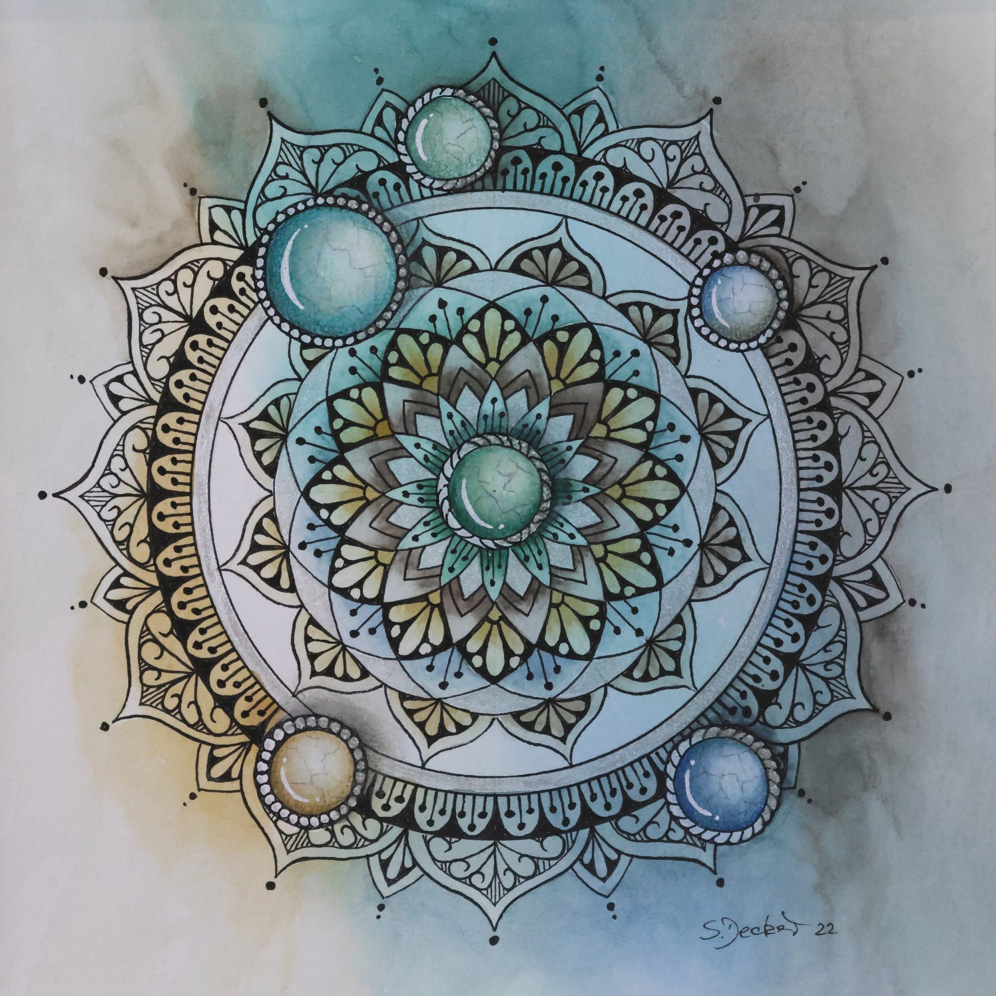 Mandala Nr. 4 Ein detailreiches Mandala mit einem zentralen blütenförmigen Motiv in Grün‑, Gelb‑ und Türkistönen, umgeben von mehreren Ebenen aus ornamental gezeichneten Blatt‑ und Bogenmustern; fünf perlmuttartig schimmernde Rundelemente sitzen auf dem äußeren Ring, während der Hintergrund weich in Türkis‑, Beige‑ und Grautönen verläuft.